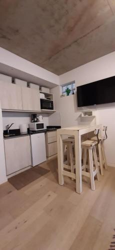 布宜諾斯艾利斯的住宿－KaKtus Palermo Soho，一间厨房,里面配有一张桌子和凳子