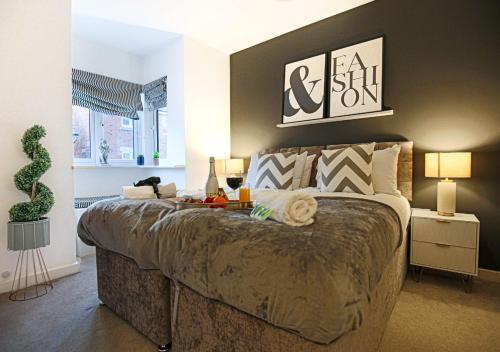 A bed or beds in a room at Stylish House with Smart TVs and Netflix, Fast Wifi, Free Parking and Garden by Yoko Property