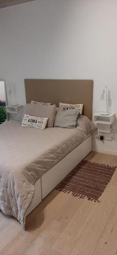 1 dormitorio con 2 almohadas en KaKtus Palermo Soho en Buenos Aires