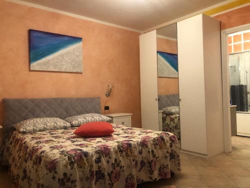 Un dormitorio con una cama con una almohada roja. en B&B San Giorgio, en Traversetolo