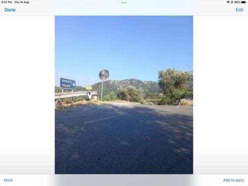 uma vista para uma estrada com um sinal na lateral em Manolates 360 views sea and mountains em Valeontádes