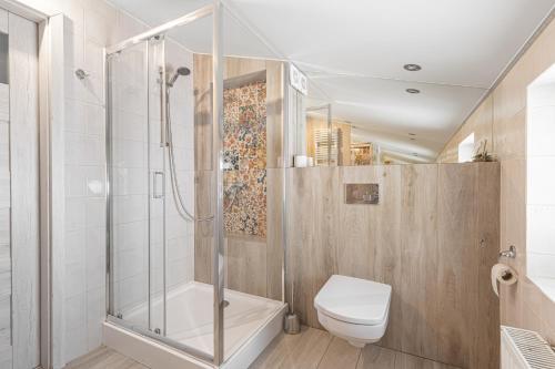 シュチルクにあるPod Wodospademのバスルーム(シャワー、トイレ付)