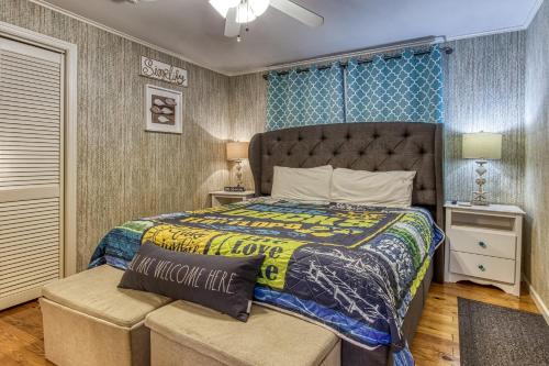 una camera con letto king-size e parete blu di Live Luv Lake a Dandridge