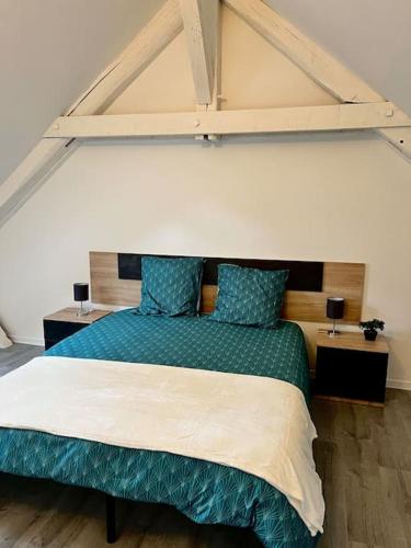 - une chambre avec un lit vert et blanc et 2 tables dans l'établissement La Française - 85m2, à Vierzon