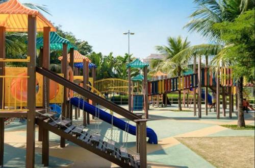 une aire de jeux avec un toboggan dans un parc dans l'établissement Hotel Verano stay Rock in Río suites, à Rio de Janeiro