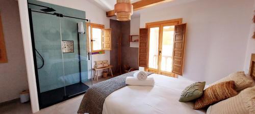 Giường trong phòng chung tại La Grulla Apartamento Rural