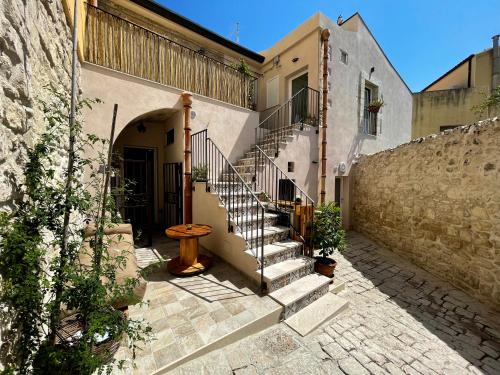 eine Treppe, die zu einem Gebäude mit einer Treppe führt in der Unterkunft Cuturissi Hospitality & Wellnees in Ragusa