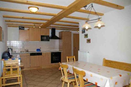 eine Küche und ein Esszimmer mit einem Tisch und Stühlen in der Unterkunft Ferienbauernhof Büchele in Höchenschwand