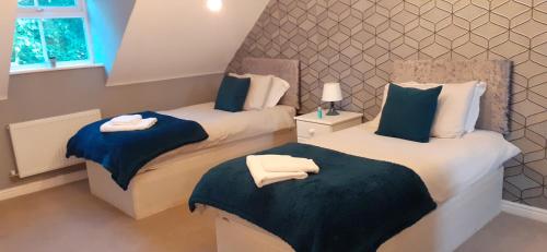 Katil atau katil-katil dalam bilik di Hawksworth House in Birmingham near Solihull, near NEC, HS2, JLR, Bear Grylls Centre, Resorts World and Birmingham airport with a garage and free parking, great for families and contractors