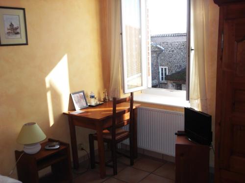 Cette chambre dispose d'un bureau et d'une fenêtre avec un bureau. dans l'établissement La Ferriere, à Saint-Médard-en-Forez