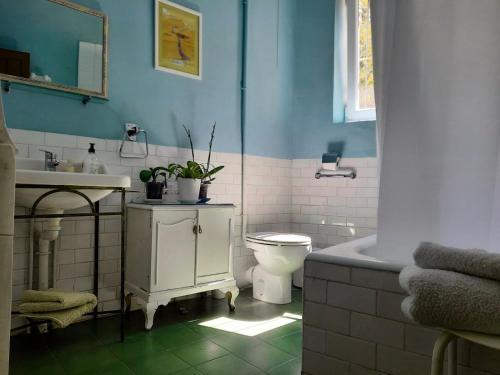 La salle de bains est pourvue de toilettes, d'un lavabo et d'une baignoire. dans l'établissement Casa Inma, à Miraflores de la Sierra