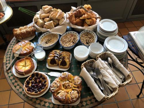 une table recouverte de nombreux types de pâtisseries différents dans l'établissement Hôtel de la Cathédrale Metz, à Metz