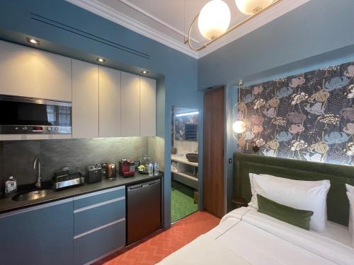 une chambre d'hôtel avec un lit et une cuisine dans l'établissement Hotel 33 Marbeuf, à Paris