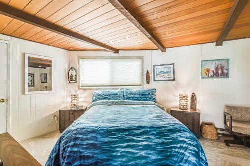 林肯市的住宿－Waive Time，一间卧室配有一张带蓝色棉被的大床