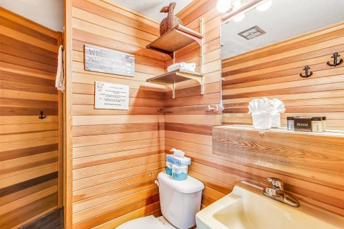 林肯市的住宿－Waive Time，一间带木墙、卫生间和水槽的浴室
