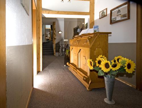 a hallway with a vase of sunflowers in a room at Pension "Dorfkrug" in Winterberg