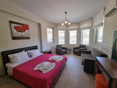 sypialnia z łóżkiem i salon w obiekcie Captain Alex Villa 1 w mieście Dafnila