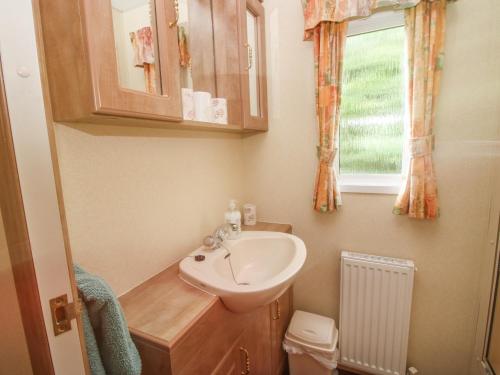 a small bathroom with a sink and a window at 1 Old Orchard in Much Wenlock