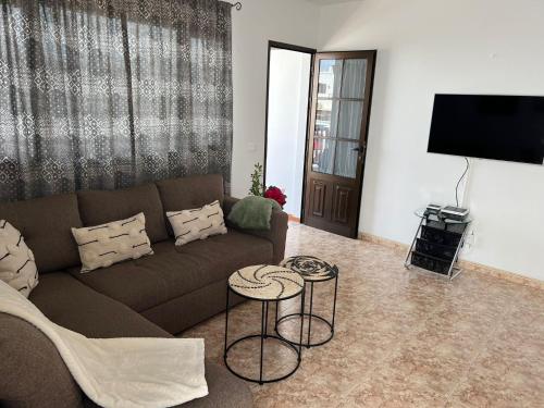 Casa La Orilla 2 في بلايا هوندا: غرفة معيشة مع أريكة وتلفزيون بشاشة مسطحة
