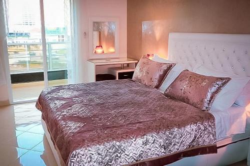 um quarto com uma cama grande e uma secretária em Apartment Borj Rayhane em Tânger