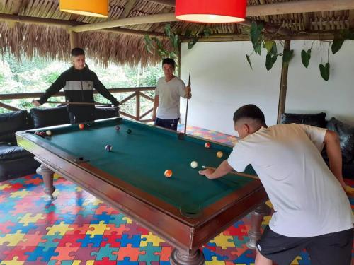 un groupe d'hommes jouant au billard dans l'établissement Hotel Campestre Arboretto, à Villavicencio