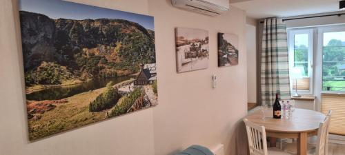una sala da pranzo con due immagini sul muro di Neu Schweizerhaus 29 a Karpacz