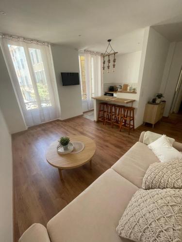 リエにあるBABILOC Bohème Appartementのソファとテーブルのあるリビングルーム