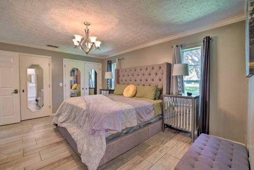 Un dormitorio con una cama grande y una ventana en Spacious Citrus Hills Home with Pool and Game Room!, en Hernando