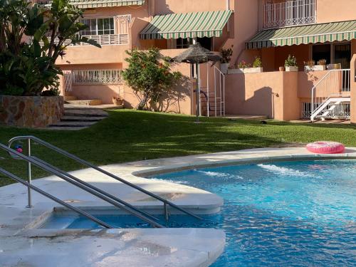 uma piscina com um frisbee na água em Casa adosada con piscina a 5 minutos de la playa . em Aguadulce