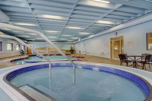 a swimming pool with a hot tub in a room at Best Western Plus Kamloops Hotel in Kamloops