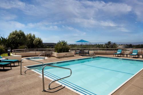 a pool on the roof of a hotel at Sonesta San Jose - Milpitas in Milpitas