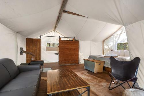 Under Canvas Glacierにあるシーティングエリア