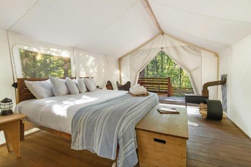 Under Canvas Glacierにあるベッド