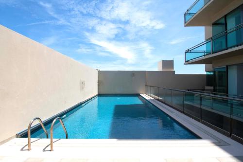 a swimming pool on the roof of a building at Terra Residencial in Veracruz