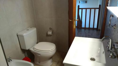 a bathroom with a white toilet and a sink at DUPLEX TIERRA DE MAR 2 in San Clemente del Tuyú