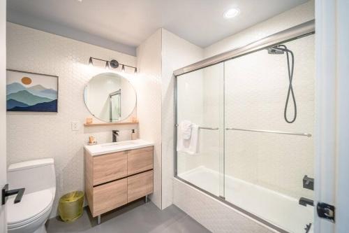 La salle de bains est pourvue d'une douche, de toilettes et d'un lavabo. dans l'établissement The Flats King Bed- EWR/Penn Station, à Newark