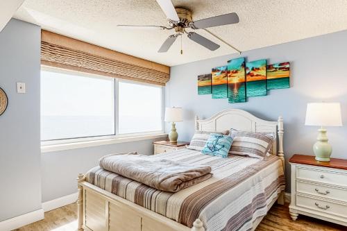 1 dormitorio con 1 cama y ventilador de techo en Surfside 84 #31, en Ocean City