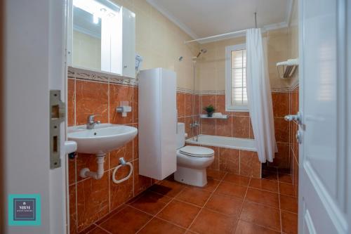 łazienka z toaletą, umywalką i wanną w obiekcie Inma Apartment Montaña La Data w mieście San Bartolomé
