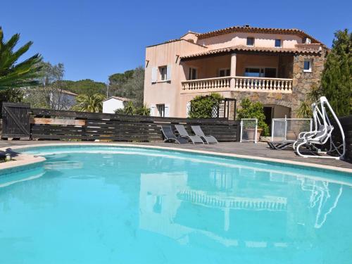 une grande piscine devant une maison dans l'établissement Vue Jardin, à Sainte-Maxime