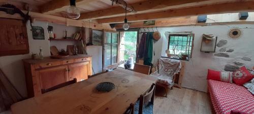 une cuisine avec un comptoir en bois dans une pièce dans l'établissement Chalet au ayes, à Villar-Saint-Pancrace