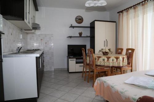 kuchnia i jadalnia ze stołem i krzesłami w obiekcie Apartments by the sea Milna, Hvar - 12244 w mieście Milna