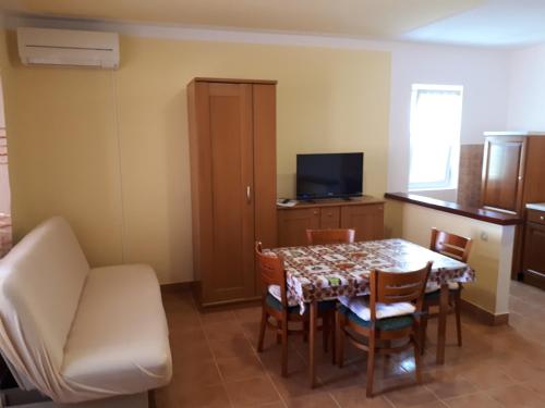 Apartments with parking space Mundanije, Rab - 12242