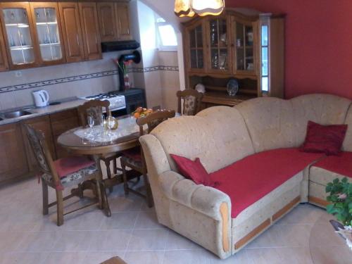 Kuchyňa alebo kuchynka v ubytovaní Apartments with parking spaces Vinisce, Trogir - 12248