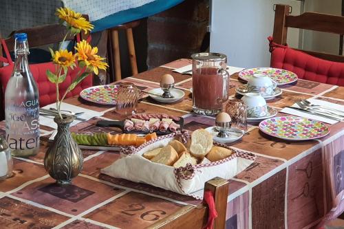 een houten tafel met eten erop bij Il Giardino della Musica in San Giuliano