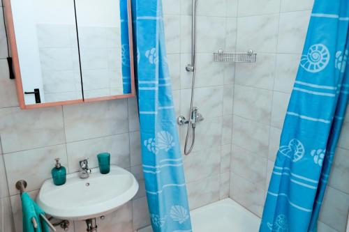 Kúpeľňa v ubytovaní Apartments by the sea Razanj, Rogoznica - 12280