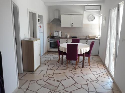 Apartments with a parking space Bol, Brac - 12288