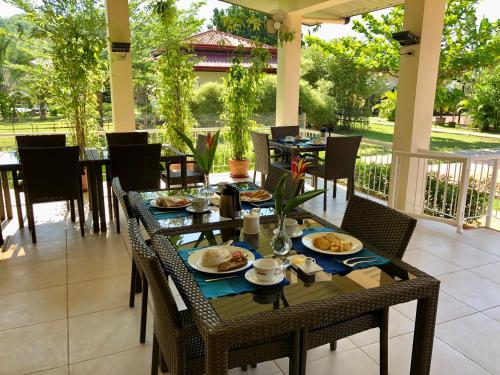 una mesa con platos de comida en el patio en Strutz Art Garden Resort en Bangued
