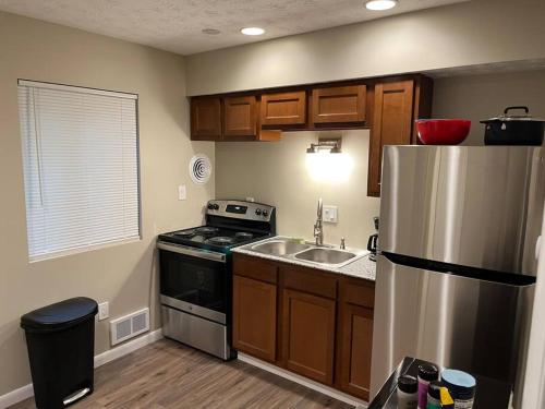 uma cozinha com um frigorífico de aço inoxidável e um lavatório em Carter #6 Two Bedroom Apartment near Xavier em Cincinnati