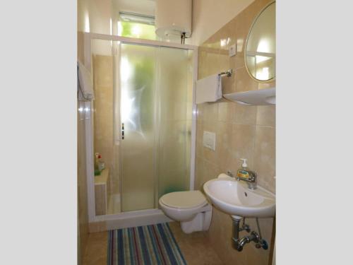 uma casa de banho com um chuveiro, um WC e um lavatório. em Apartments by the sea Rabac, Labin - 12308 em Rabac