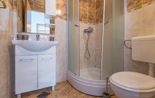 Kúpeľňa v ubytovaní Apartments with a parking space Makarska - 12336